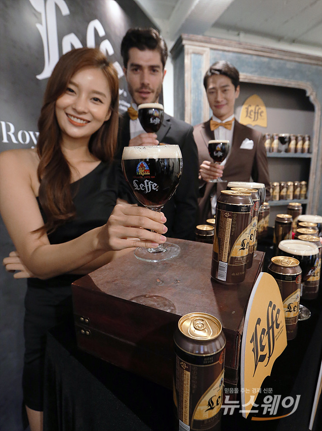 정통 로얄 프리미엄 맥주 레페(Leffe) ‘레페 브룬’과 ‘레페 블론드’ 캔 2종 출시. 사진=이수길 기자 leo2004@newsway.co.kr
