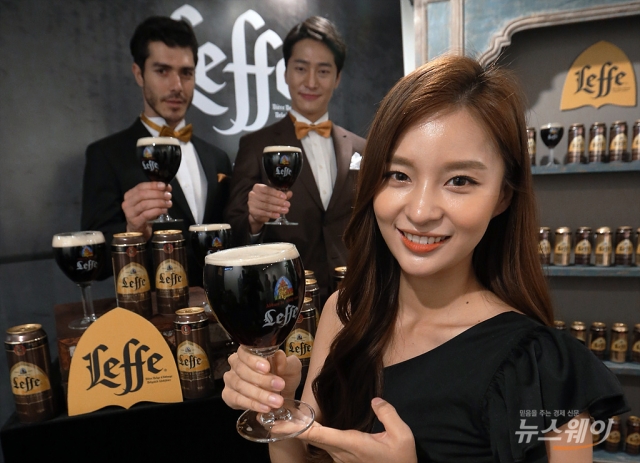 정통 로얄 프리미엄 맥주 레페(Leffe) ‘레페 브룬’과 ‘레페 블론드’ 캔 2종 출시. 사진=이수길 기자 leo2004@newsway.co.kr