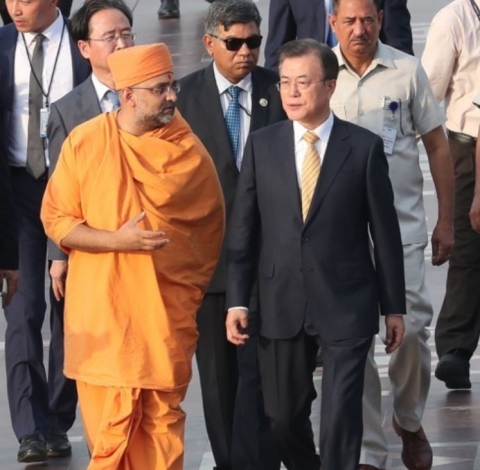 文 대통령, 첫 일정 소화 후 이재용 만남 이목 집중