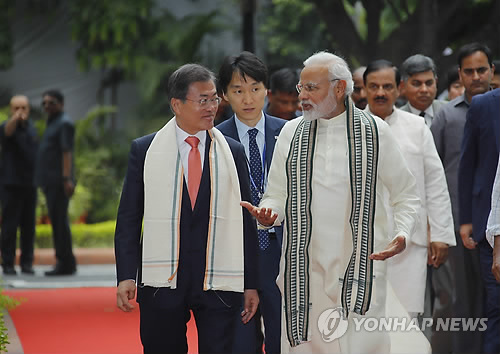 인도를 국빈방문 중인 문재인 대통령이 9일 오후 나렌드라 모디 총리와 함께 뉴델리 간디기념관을 둘러보며 얘기를 나누고 있다. 사진=연합뉴스 제공