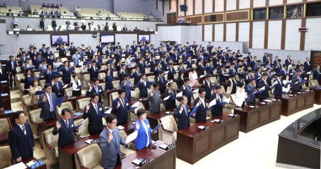 10일 열린 제10대 경기도의회 개원식에서 송한준 의장의 선창으로 전체 의원이 선서문을 낭독하고 있다.