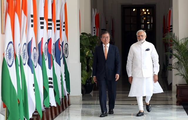 인도 떠난 文 대통령, 15년 만에 싱가포르 국빈방문 기사의 사진