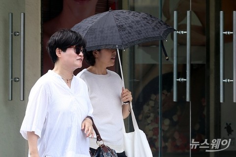 일부지역 산발적 빗방울, 습도↑···한낮 최고 38도 ‘가마솥 더위’ 이어져