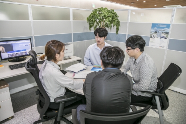 12일 한국남동발전 본사에서 열린 KOEN 청년일자리지원센터 개소식에서 경남지역 대학생과 한국남동발전 직원이 취업상담을 하고 있다.