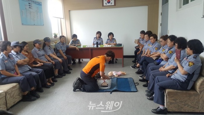 천안동남소방서(서장 김경호)는 지난 13일 동남여성의용소방대원을 대상으로 심폐소생술 보수교육을 실시했다고 밝혔다.(사진=천안동남소방서 제공)