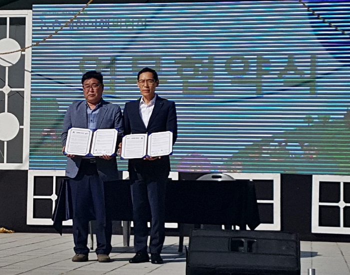 한국농어촌공사 전남지역본부(본부장 윤석군-사진 오른쪽)와 전남농촌체험휴양마을협의회(회장 강순구)는 13일 전남 여수시 해양공원에서 농어촌 지역개발사업 및 경관분야 발전을 위한 상호 업무협약을 체결했다.