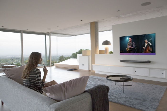 LG 올레드 TV 의 음성인식 기능을 활용해 콘텐츠를 검색하고 있다. 사진=LG전자 제공