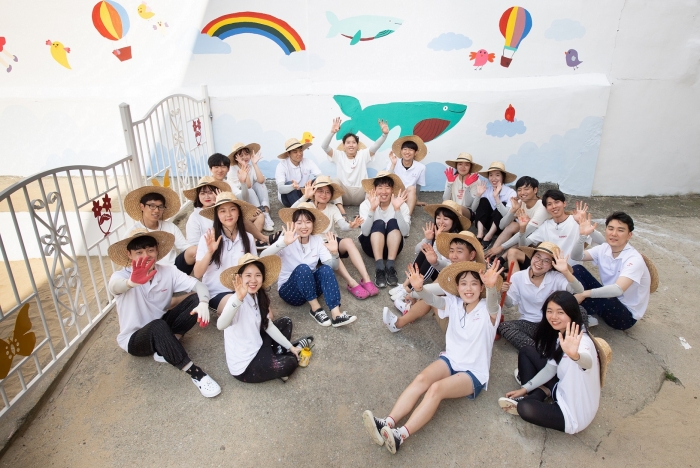 수원팀 ‘리마인드 담사랑’에 참가한 써니 30여명이 수원 신곡초등학교에 벽화를 그린 후 기념사진을 촬영하고 있다. 사진=SK행복나눔재단 제공