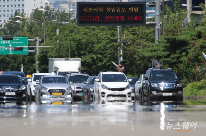 전국 대부분 지역 폭염 특보, 아지랑이가 피어오른 도로. 사진=이수길 기자 leo2004@newsway.co.kr