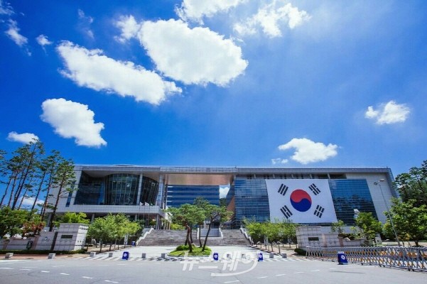 천안시가 민선7기 출범과 함께 ‘시민 중심 섬김 행정’을 실현하기 위한 시정 비전과 공약사항을 담는 조직개편을 단행한다.(천안시 청사 전경=사진)