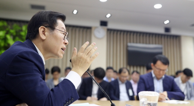 16일 이재명 지사 취임 후 처음 열린 실‧국장 회의에서 적극적인 행정을 당부하고 있다.