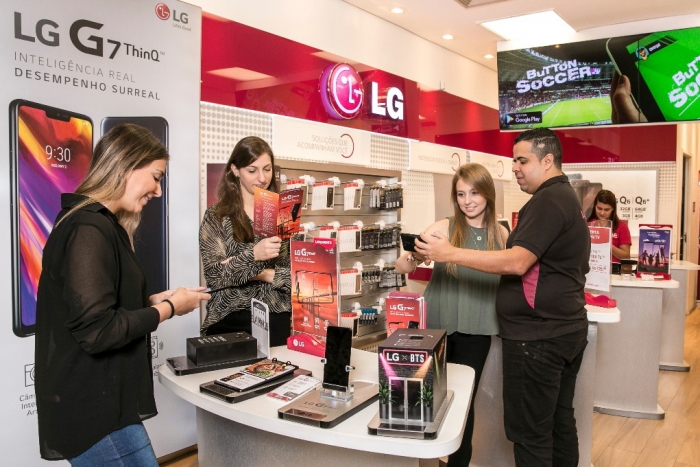 브라질 상파울루에 위치한 한 전자제품 매장에서 고객들이 LG G7 ThinQ 를 살펴보고 있다. 사진=LG전자 제공