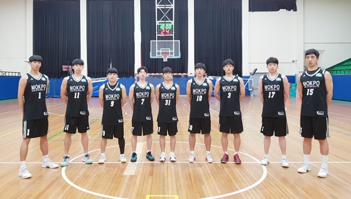 목포대 농구부 정승민(3), 강현민(2), 김성민(4), 박영선(2), 심영도(1), 최규선(3), 오명석(2), 김세현(2), 전민수(4) (좌측부터)