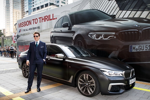 톰 크루즈가 BMW M760Li 타고 시사회에 등장했다. 사진=BMW 코리아 제공