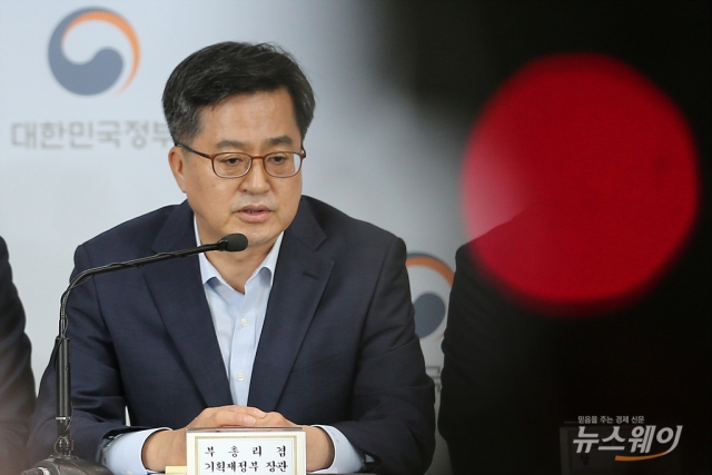 김동연 “내년도 SOC 예산 추가감축 계획 재검토”