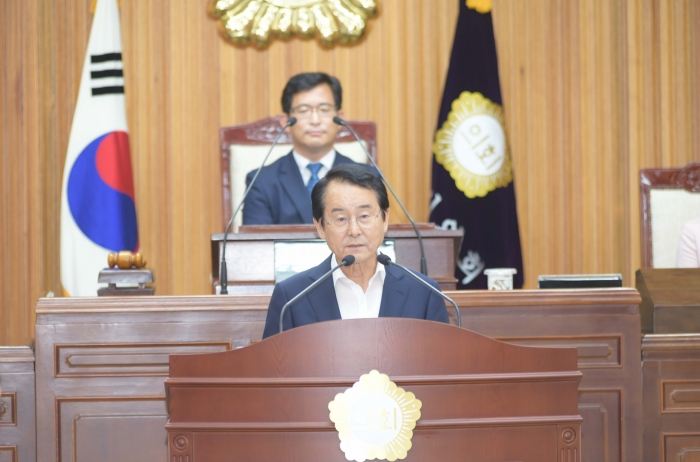 김종식 목포시장이 18일 제341회 목포시의회 임시회에서 시정연설을 하고 있다.