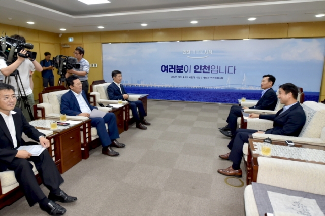 19일 박남춘 인천시장이 시청 접견실에서 한병도 청와대 정무수석과 지역현안에 대해 대화를 나누고 있다.