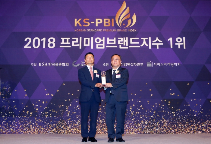 신한은행이 서울 중구 롯데호텔에서 진행된 ‘2018 프리미엄 브랜드지수(KS-PBI)’ 시상식에서 은행·PB부문 1위를 동시에 수상했다. 사진=신한은행 제공