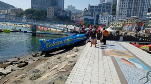 부산서 제트보트 방파제 충돌···탑승객 10명 부상