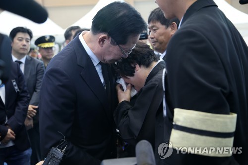 송영무 장관, 헬기사고 분향소 방문···일부 유족 항의