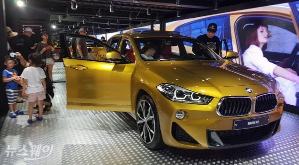 슈퍼레이스가 열린 용인 스피드웨이 내 BMW 부스에 전시된 뉴 X2는 X 패밀리의 새로운 스포츠 액티비티 쿠페 모델이다. 사진=한국모터스포츠기자협회 제공