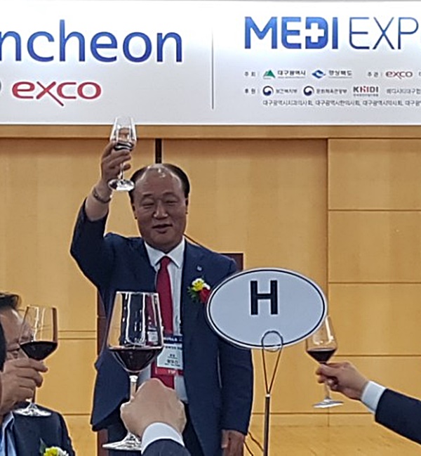 대구메디엑스포 VIP만찬실에서 건배제의를 하고 있는 대구FC엔젤클럽 엄태건 엔젤(대구경북의료기기협회장, 태준메디칼 대표이사)(사진=강정영)