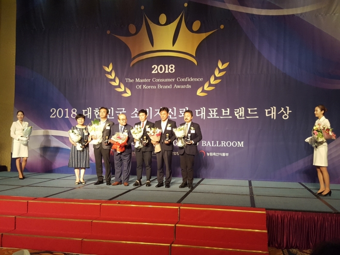 광양시 ‘빛그린 광양매실’이 19일 열린 ‘2018년 대한민국 소비자신뢰 대표브랜드 대상’ 시상식에서 지역특산물 분야 대상을 수상하고 있다