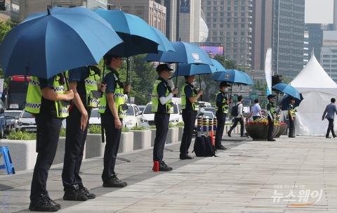  한낮 기온 30도, 무더위 지속···미세먼지 ‘보통’