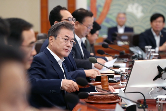 文 대통령 국정지지율 6주 연속 하락 61.1% ··· 최저치 근접