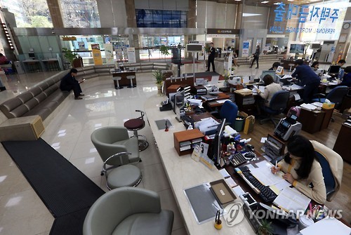 저축銀 신용대출 금리 줄줄이 인하···금융당국 압박에 ‘울며 겨자먹기’ 기사의 사진