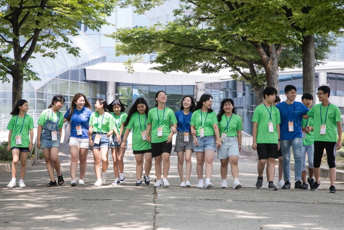 삼성은 27일 전국 6개 대학에서 중학생 1641명이 참여하는 2018년 삼성드림클래스 여름캠프를 열고, 본격적인 합숙 교육에 들어갔다. 사진은 캠프에 참여하는 학생들과 대학생 강사들의 모습. 사진=삼성전자 제공