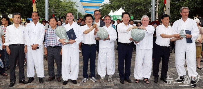 제46회 강진청자축제가 28일 오후 강진군 대구면 청자촌 일원에서 열린 가운데 김영록 전라남도지사, 이승옥 강진군수, 황주홍 국회의원 등이 도공에게 청자를 전달하고 있다. (사진=강진군 제공)