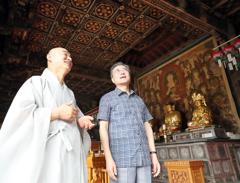 文 대통령이 휴가 직전 방문한 봉정사는···