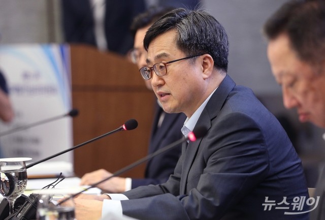 김동연 “내년 실질 SOC예산, 7% 중반보다 더 확대”(종합)