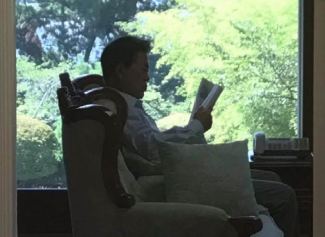 책을 읽고 있는 문 대통령. 사진=청와대 제공.