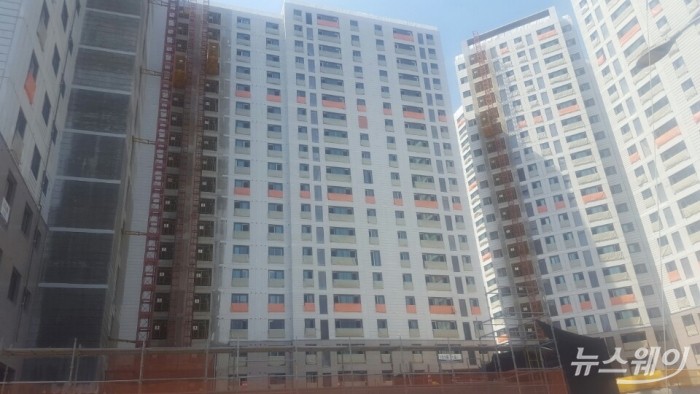 아파트 공사가 진행 중에 있는 서울의 A 건설 현장. 사진=손희연 기자.