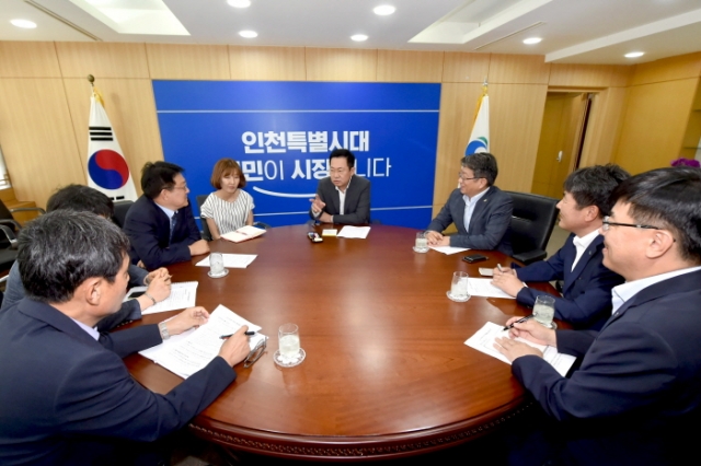 1일 박남춘 인천시장이 박상우 한국토지주택공사 사장과 대화를 나누고 있다.