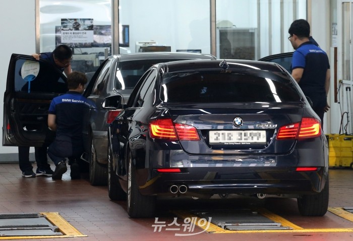 서울시에 소재한 한 BMW서비스센터에서 직원들이 1일 안전진단을 받으로 방문한 고객의 BMW 5시리즈 차량을 점검하고 있다. 사진=이수길 기자