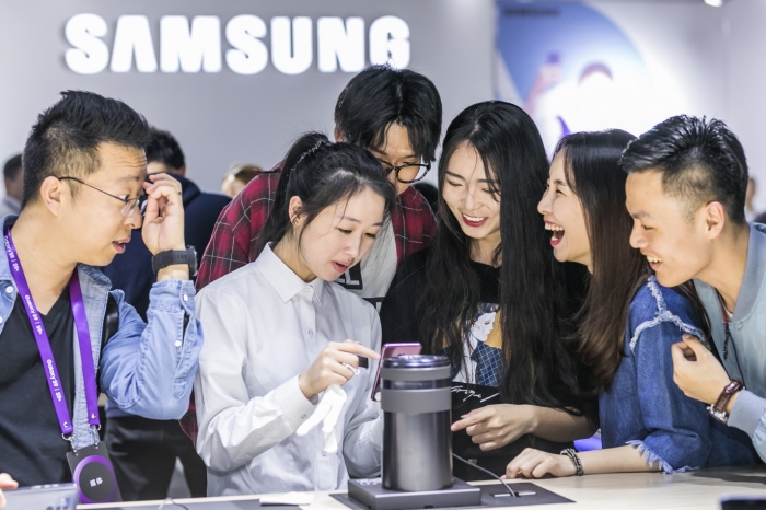 갤럭시 S 9 갤럭시 S9+ 제품 발표회에 참석한 중국 미디어와 파트너들이 제품을 체험하고 있다. 사진=삼성전자 제공