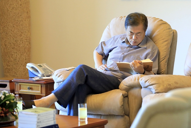 지난 2일 휴가중인 문재인 대통령이 계룡대에서 독서를 하고 있는 모습. 사진=청와대 제공