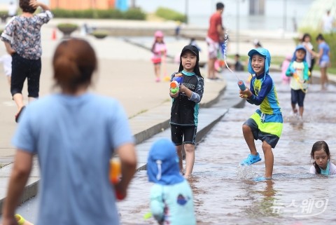 오전까지 중부 비···전국 곳곳 폭염특보, 열대야 주의