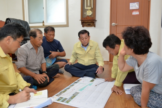 3일 유천호 강화군수(가운데)가 교동면 상용리 마을회관에서 주민의견을 청취하고 있다.