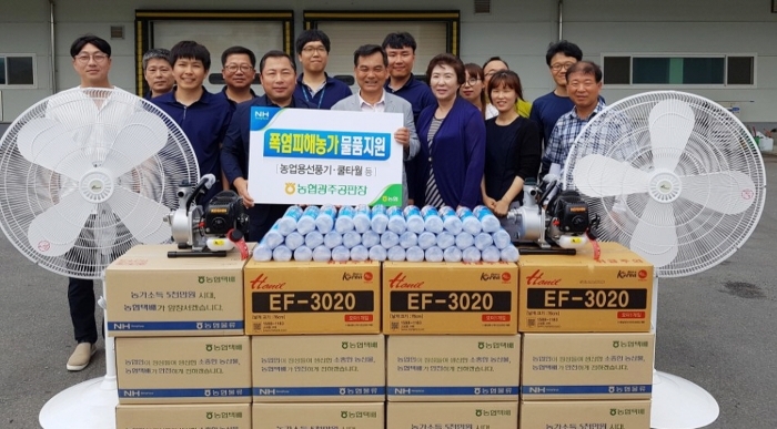 지난 3일 농협광주공판장 김 훈 사장이 서영암농협 이재식 조합장에게 혹서기 농업용품을 전달하고 있다.