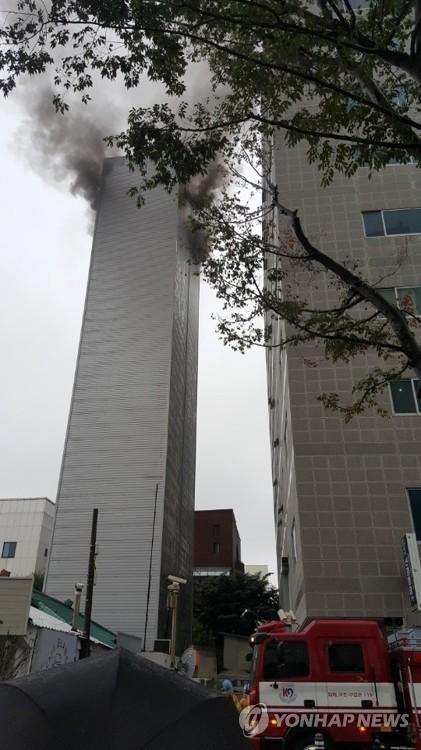 ‘폭염에서 폭우로’ 강릉, 주차타워서 화재···3시간 30분만에 진화