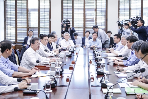 文 대통령, ‘폭염’에 따른 ‘전기요금’ 부담 완화 약속