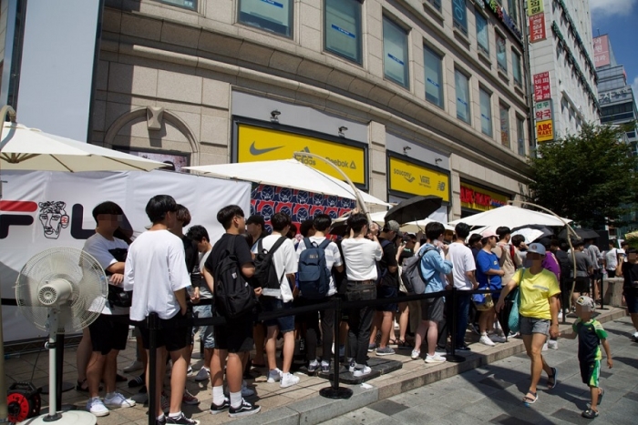 휠라X우왁굳 콜라보가 출시된 지난 4일 낮 ABC마트 인천간석점 앞 풍경. 사진=휠라 제공