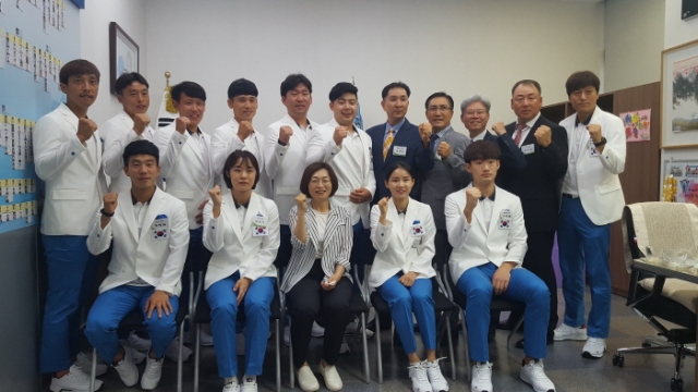 7일 은수미 시장이 성남시청 소속 국가대표 선수단과 파이팅을 외치고 있다.