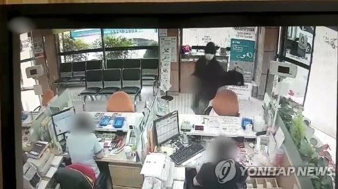 경북 포항 새마을금고 강도 11시간 만에 자수···생활고로 범행 사진=경북경찰청 제공(연합뉴스)