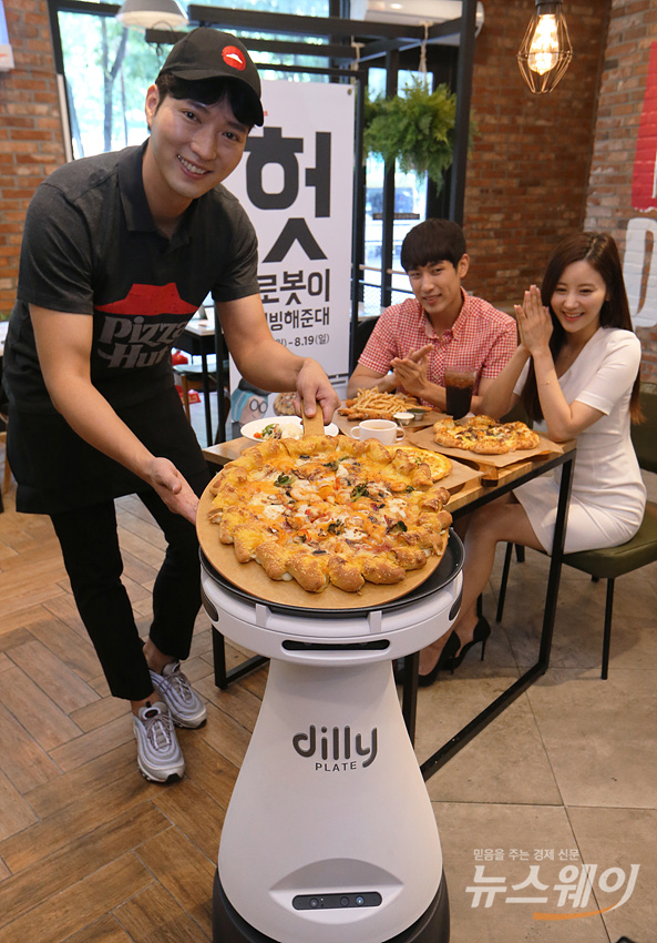 한국피자헛-배달의민족 업계최초 서빙로봇 ‘딜리 플레이트’ 시범도입. 사진=이수길 기자 leo2004@newsway.co.kr