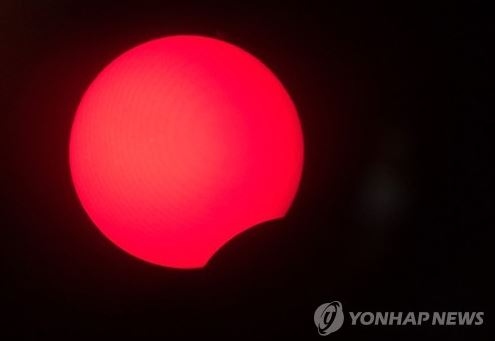 오는 11일 저녁 부분일식···태양의 3∼8％ 정도 가려질 전망 사진=연합뉴스 제공